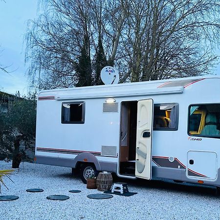 Terrain De Loisirs En Plein Centre De Lievin Camping Car Buitenkant foto