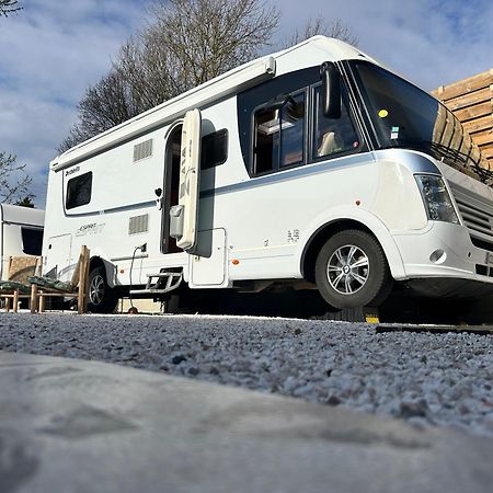 Terrain De Loisirs En Plein Centre De Lievin Camping Car Buitenkant foto