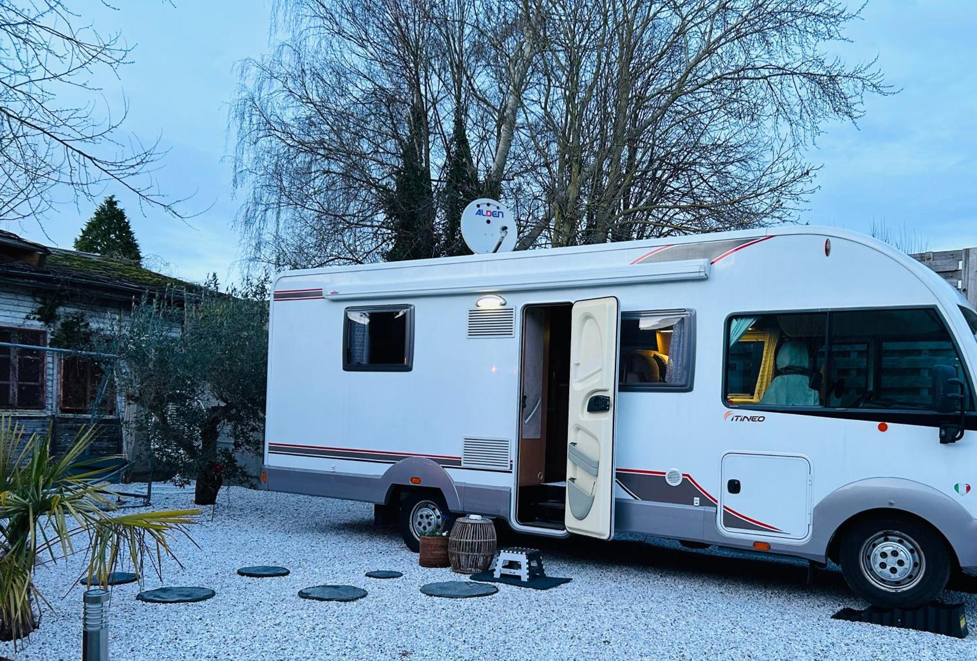 Terrain De Loisirs En Plein Centre De Lievin Camping Car Buitenkant foto