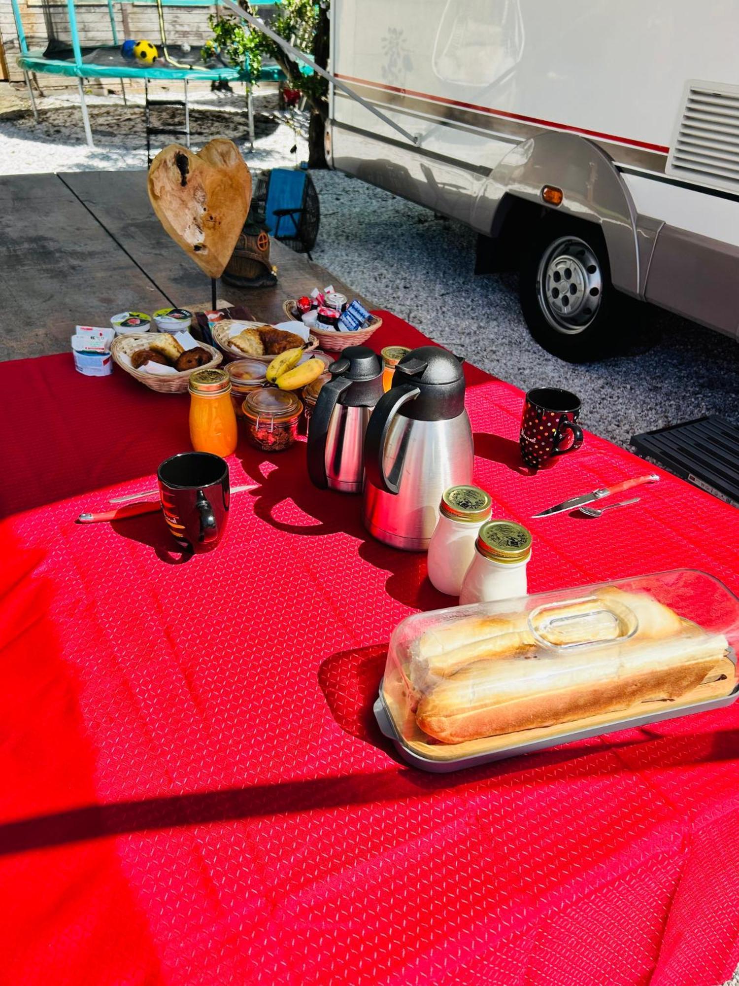 Terrain De Loisirs En Plein Centre De Lievin Camping Car Buitenkant foto